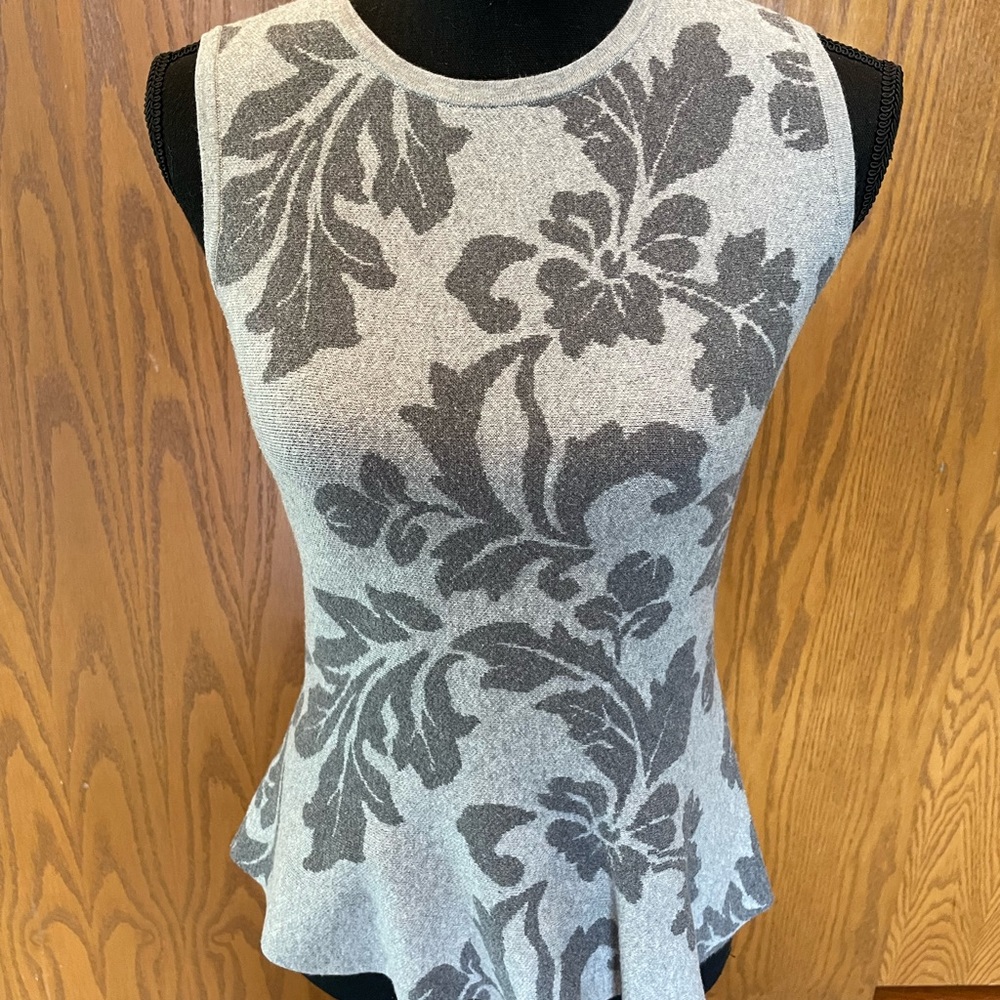 Sleeveless sweater with peplum size S
